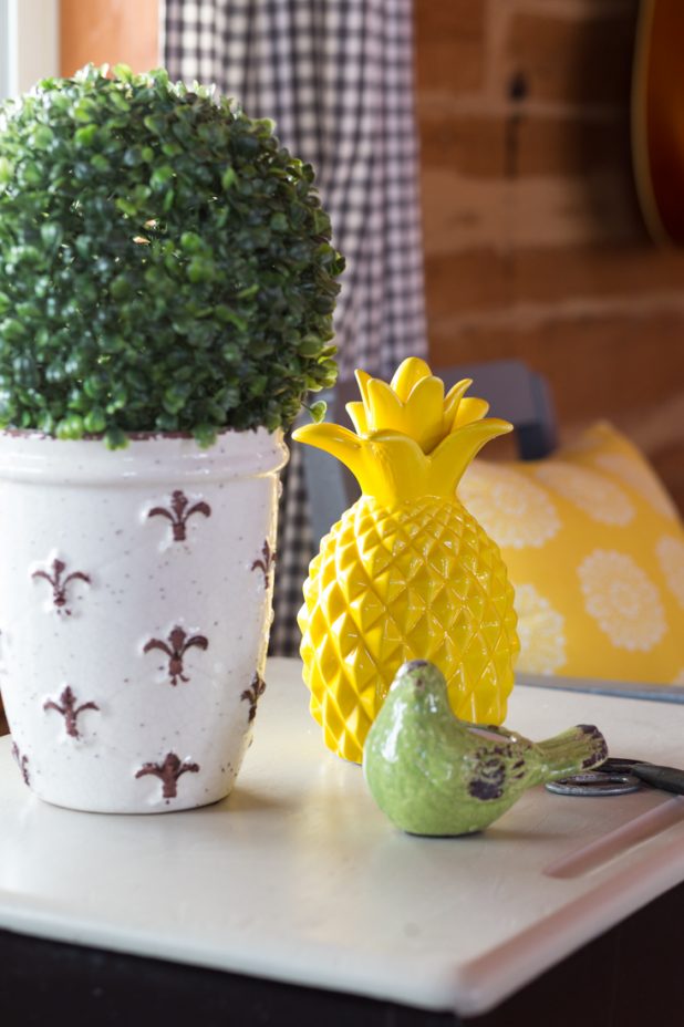 Boxwood, Pineapple, and Bird Tablescape