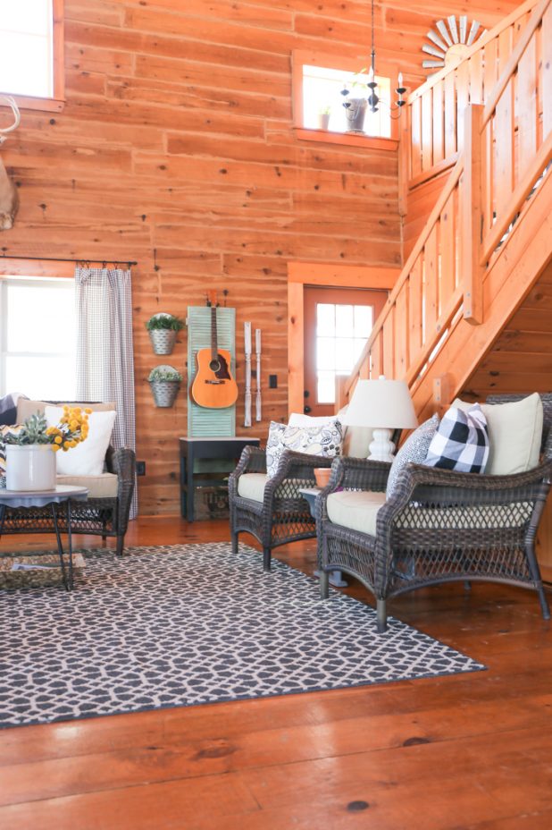 Decorating a Living Room in a Log Home Using Lawn Furniture 