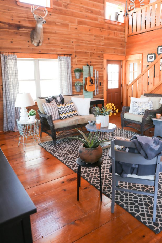 Decorating a Living Room in a Log Home Using Lawn Furniture 