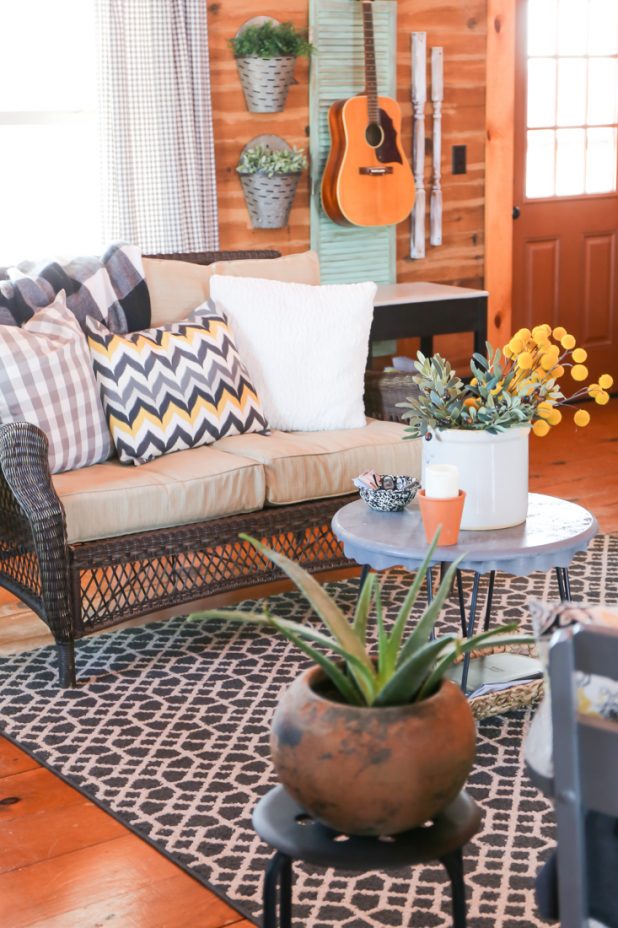 Decorating a Living Room in a Log Home Using Lawn Furniture