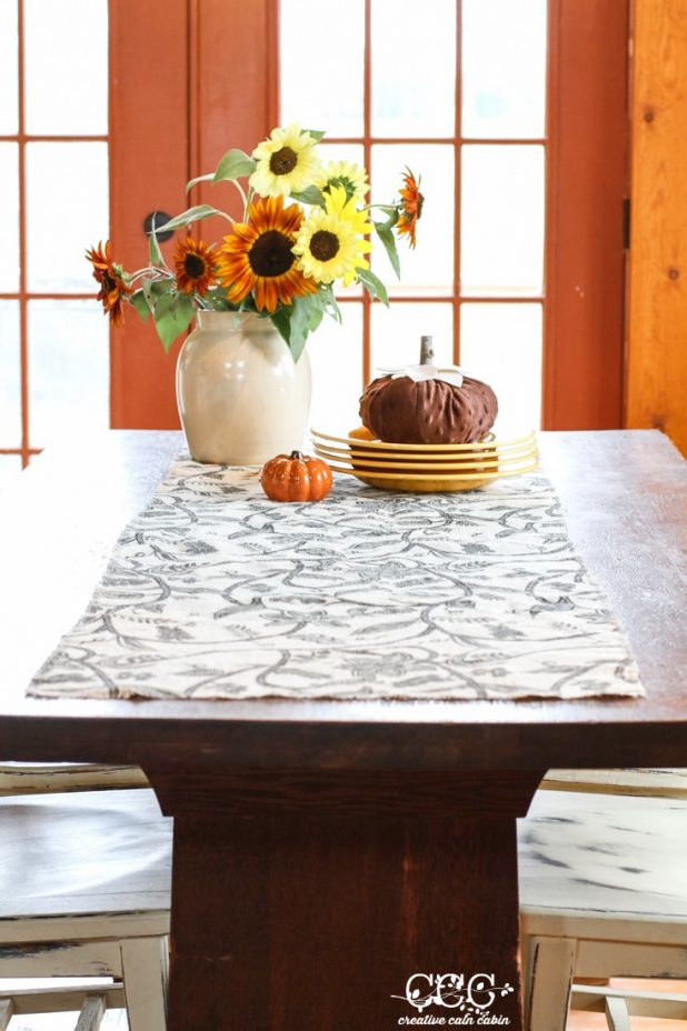 How to Make a No Sew Burlap Table Runner for Fall - CREATIVE CAIN CABIN