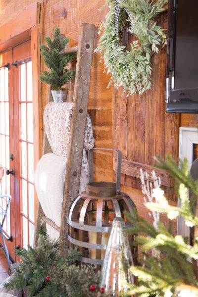 Rustic Christmas Cabin - CREATIVE CAIN CABIN
